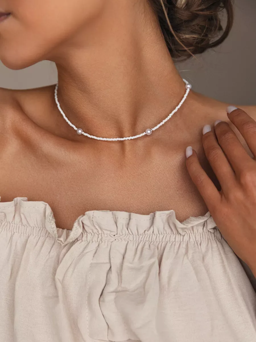 Neck choker made of beads jewelry