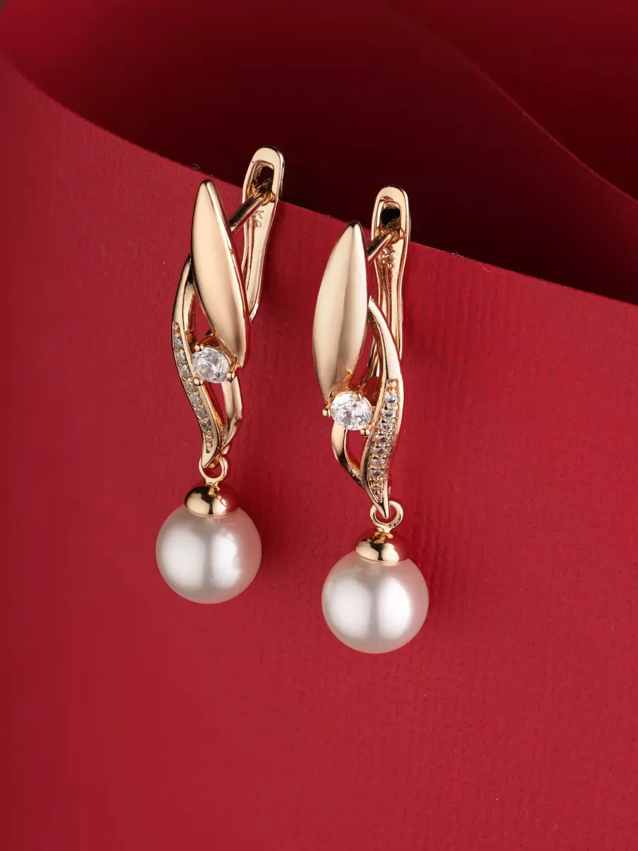 Pearl earrings with gold effect