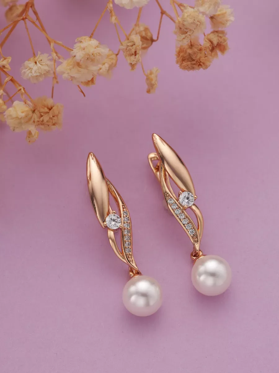 Pearl earrings with gold effect