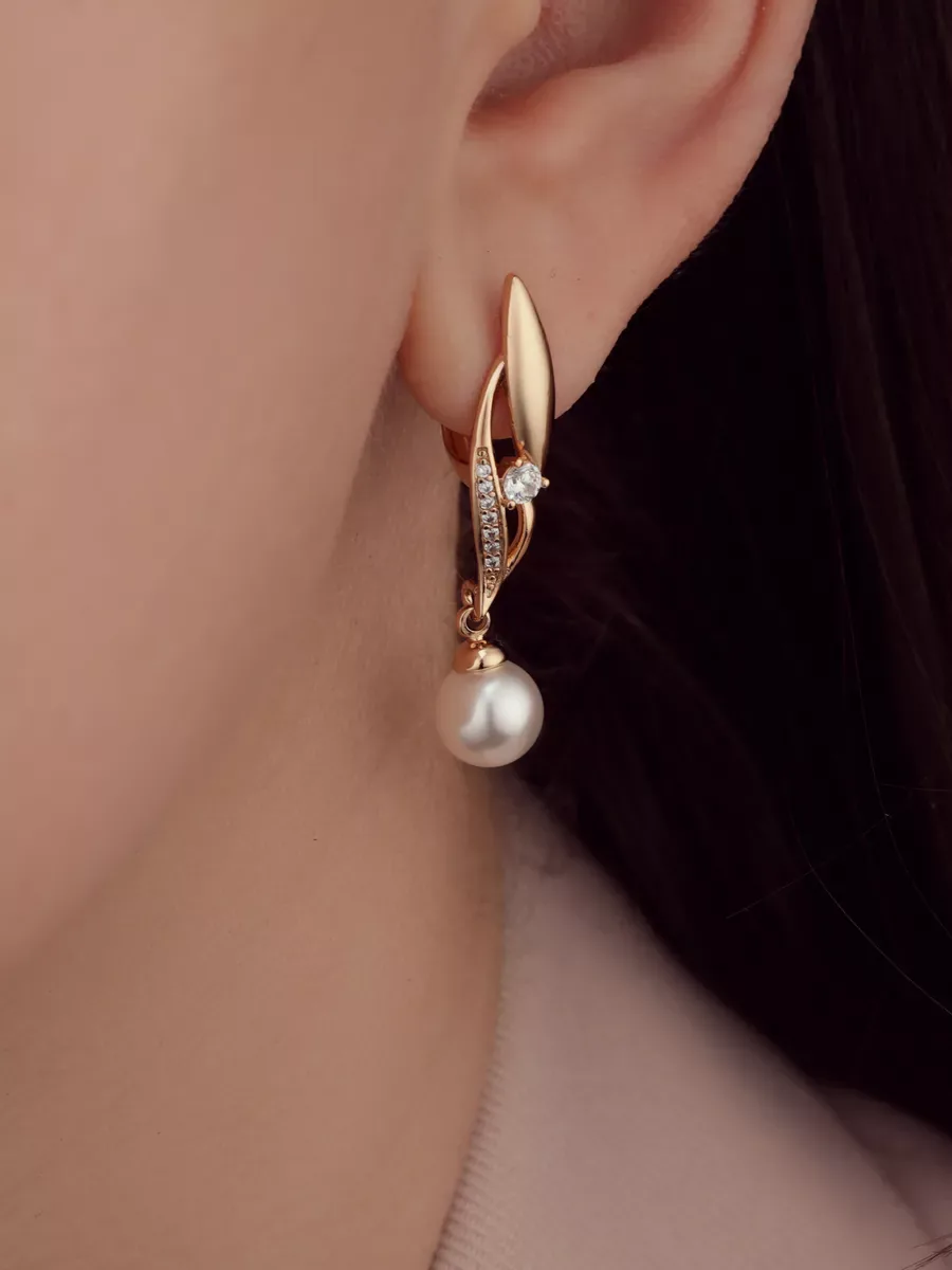 Pearl earrings with gold effect