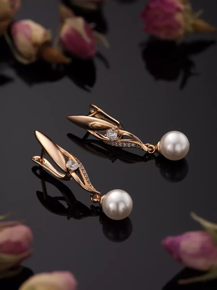 Pearl earrings with gold effect