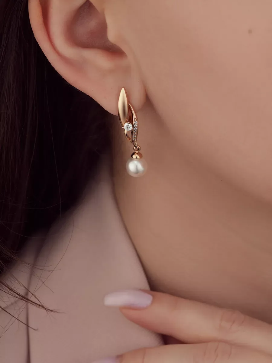 Pearl earrings with gold effect