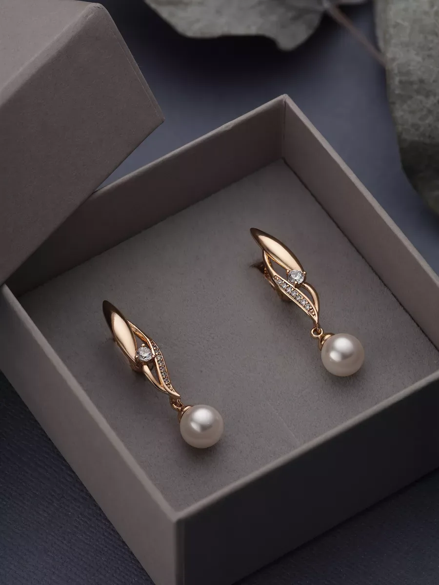 Pearl earrings with gold effect